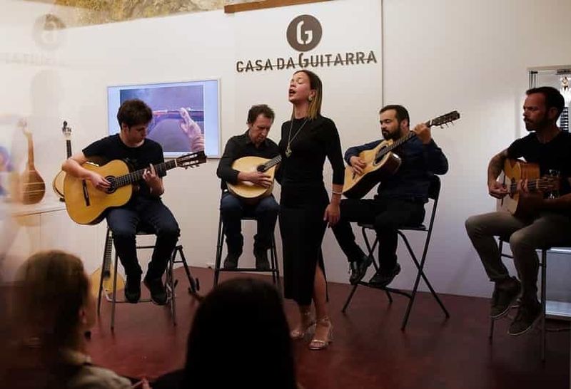 Billet Porto : fado et vin de Porto dans un magasin de musique traditionnelle portugaise