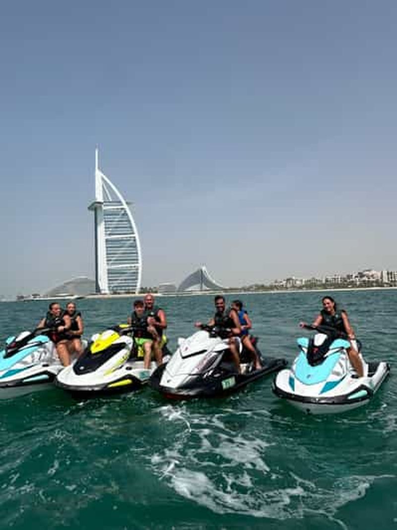 Billet Jet ski et détente dans les eaux de Dubaï. Vues sur le Burj Al Arab et plus encore