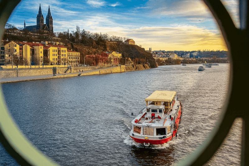 Billet Prague : croisière fluviale sur la Vltava au rythme du jazz et commentaire audio