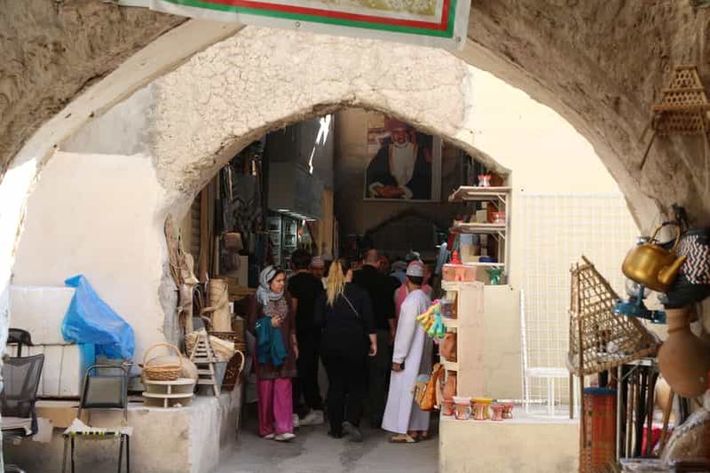 Billet Nizwa : visite guidée à pied avec dégustation de dattes et de halva