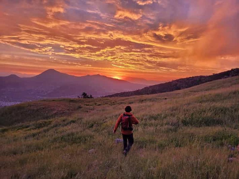 Billet Randonnée privée au coucher du soleil au départ de Santiago avec vue imprenable sur les Andes