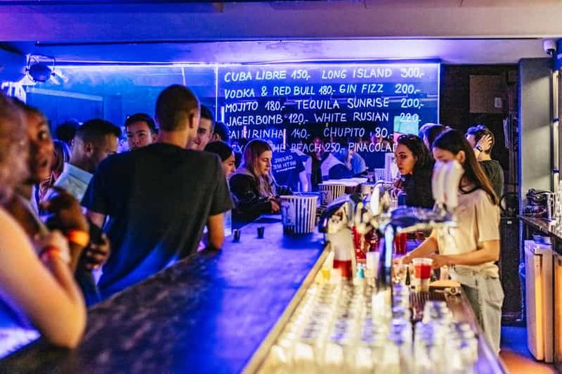 Billet Prague : tournée des bars avec boissons illimitées et entrée dans une boîte de nuit de 5 étages