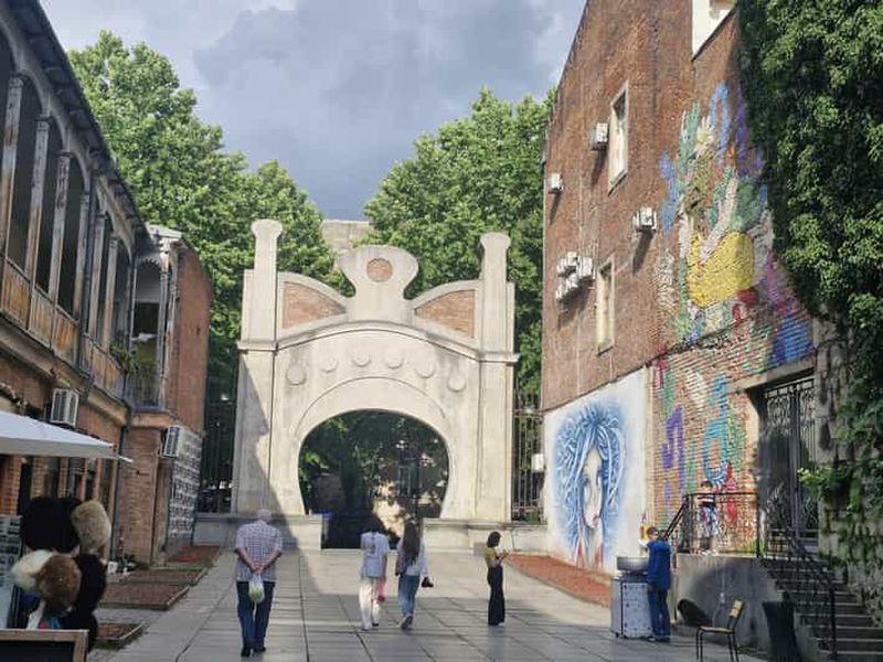 Billet Koutaïssi : visite à pied et sanatoriums abandonnés de Tskaltubo