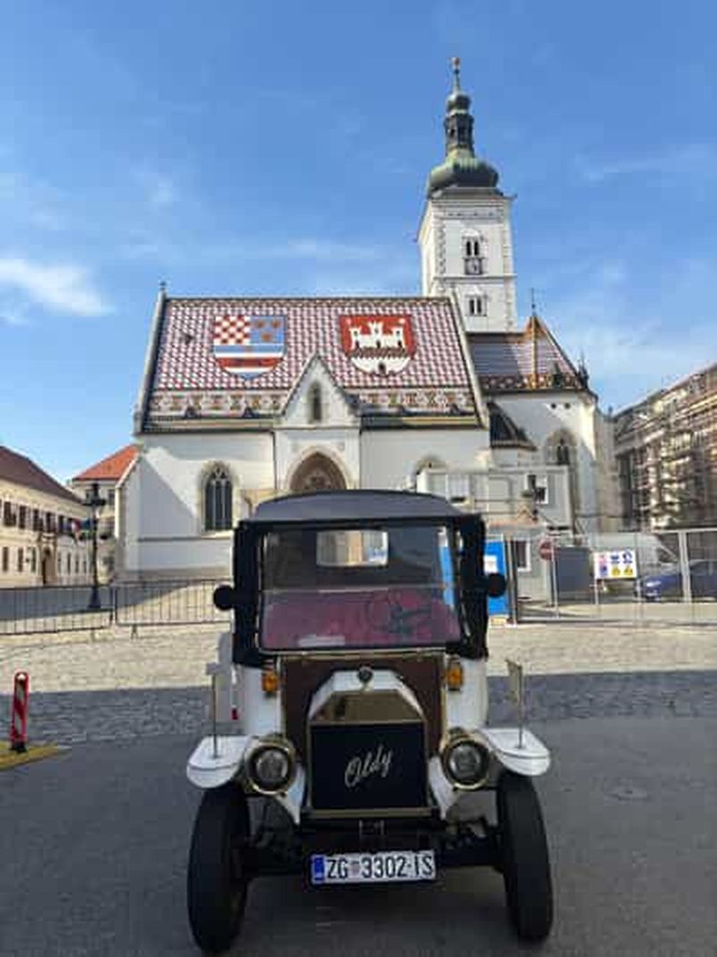 Billet Zagreb : visite de la ville haute en voiture électrique vintage