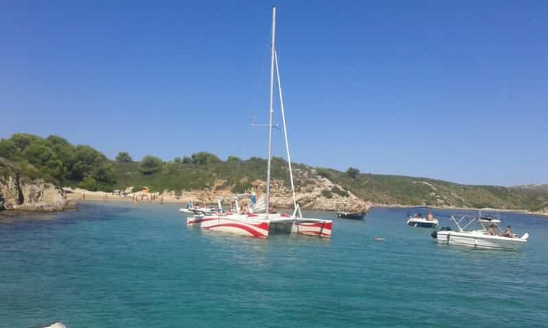 Billet Depuis Fornells : Excursion d'une demi-journée en catamaran à Minorque avec plongée en apnée