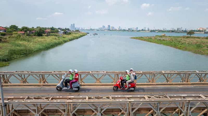 Billet Phnom Penh : visite de l'île de la soie en Vespa avec Tuk Tuk disponible