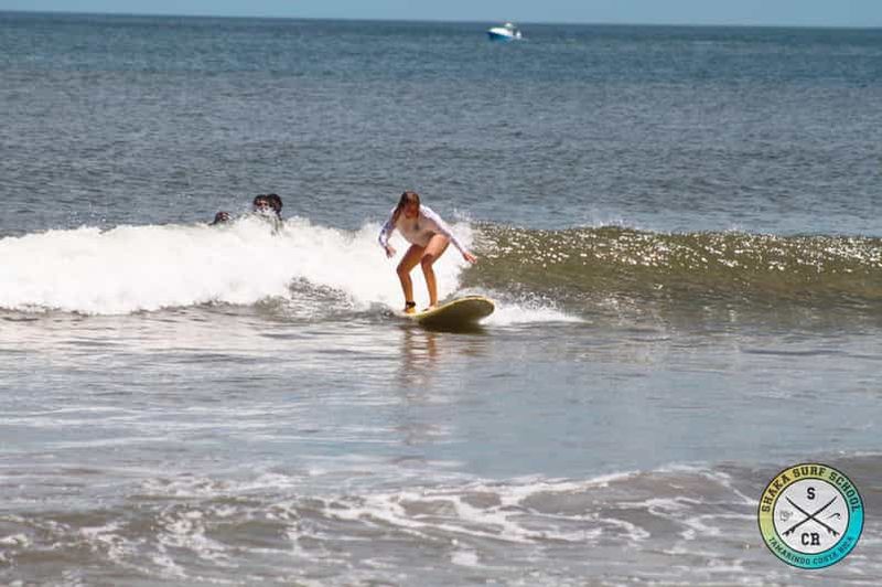 Billet Leçon de surf de 2 heures, privée ou en groupe, sur la plage de Tamarindo