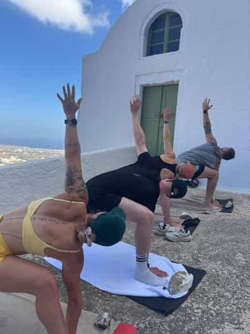 Billet Yoga matinal et randonnée à Santorin, sérénité et ambiance locale