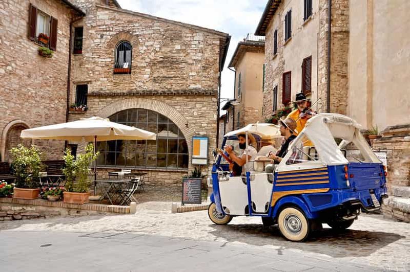 Billet Visite œnologique de Spello en tuk-tuk (en anglais, espagnol ou italien)