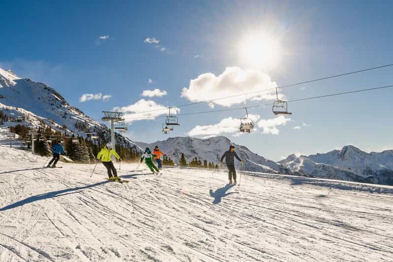 Billet Depuis Milan : forfait de ski d'une journée à Aprica avec train et navette