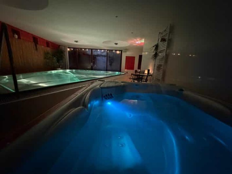 Billet Private Spa Prague : avec une grande piscine intérieure, un jacuzzi et un sauna