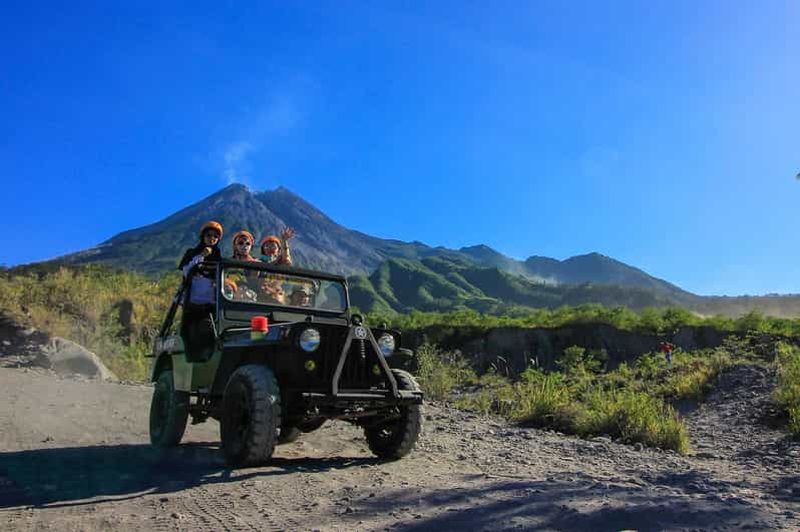 Billet Lever de soleil sur le volcan Merapi en jeep 4x4 et marche sur la lave froide