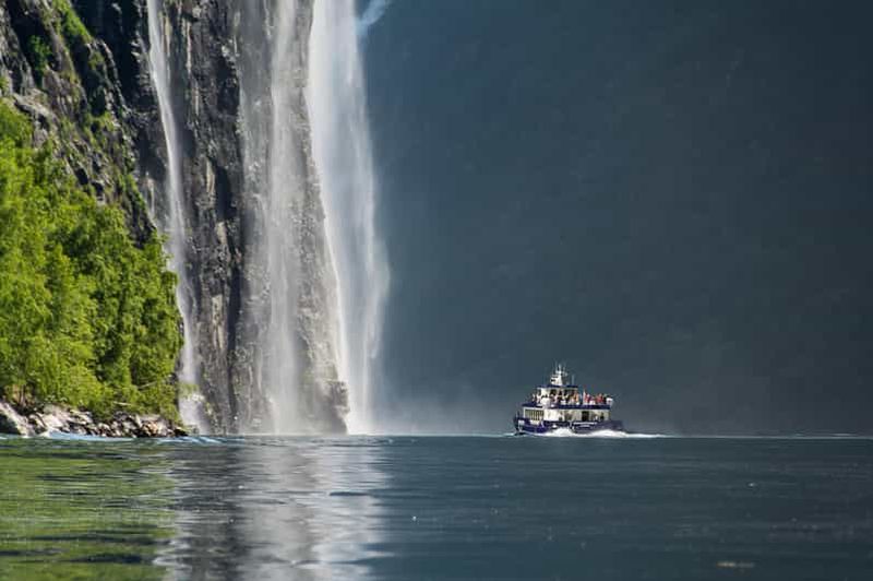 Billet Ålesund : croisière panoramique dans le Geirangerfjord et visite du village