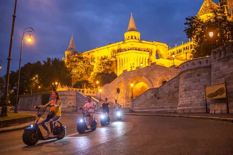 Billet Budapest : Visite nocturne du château de Buda en E-Scooter