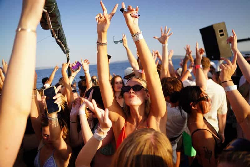 Billet Split : croisière festive au Lagon bleu avec DJ, shots et after