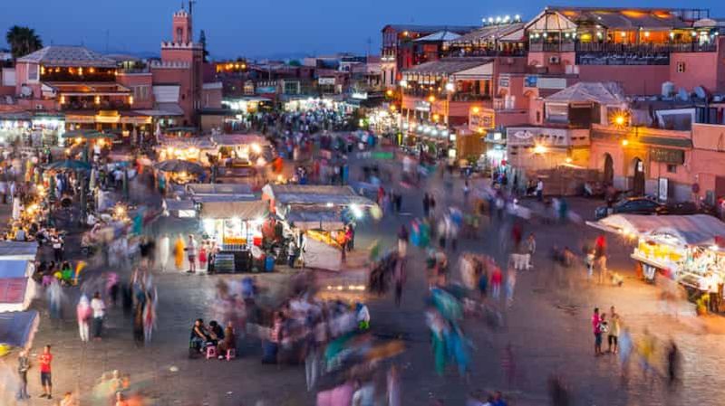 Billet Marrakech : visite à pied guidée de la médina et du souk en soirée.