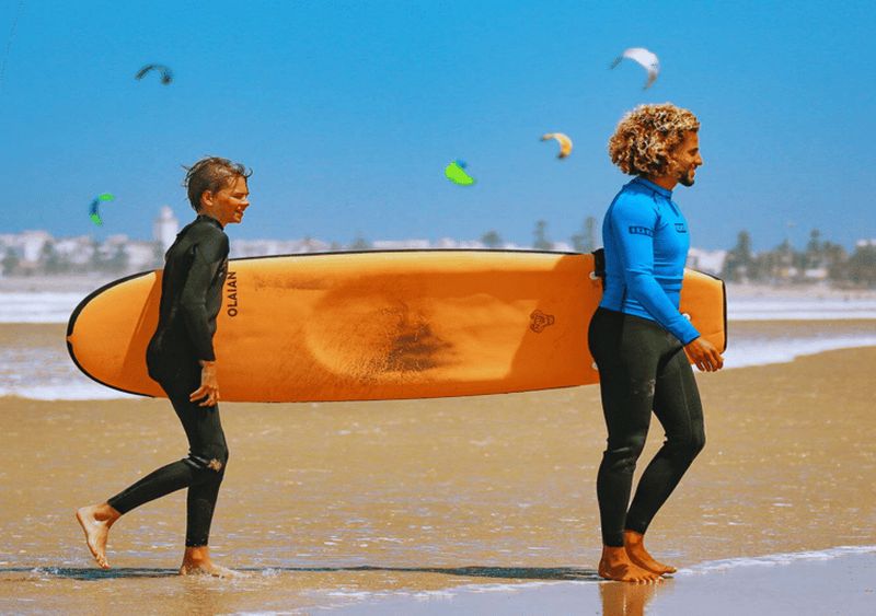 Billet Cours de surf et déjeuner lors d'une excursion d'une journée à Essaouira au départ de Marrakech