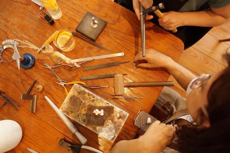 Billet Lisbonne : Atelier de création de bijoux en argent pour couples avec des artisans locaux