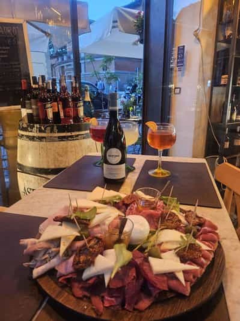 Billet Rome : un authentique apéritif italien avec vin, fromage et salami