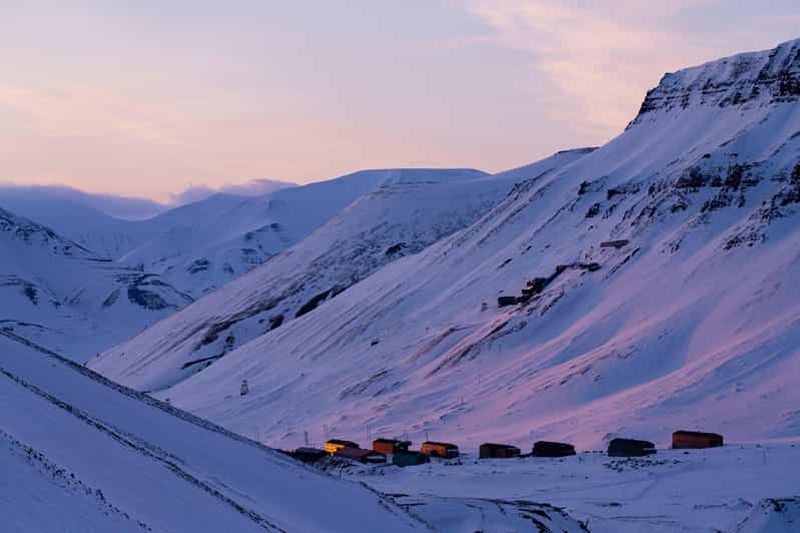 Billet Longyearbyen : 3 jours d'aventure arctique avec excursion en motoneige
