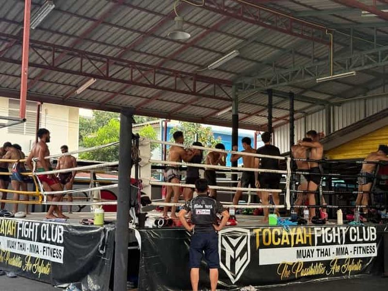 Billet Bangkok : Entraînement de Muay Thaï dans une salle de sport professionnelle