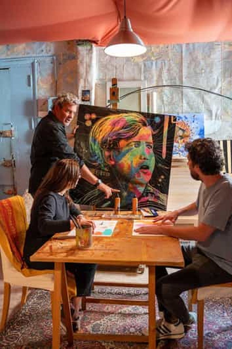 Billet Atelier de peinture à grande échelle et d'art avec vin au centre de Madrid