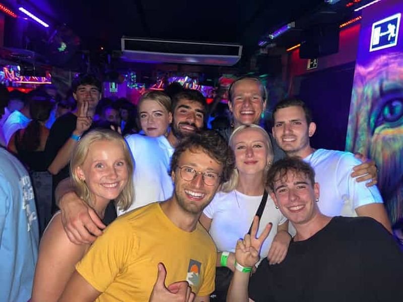 Billet Tournée des bars à Madrid : shots gratuits, entrée VIP en boîte de nuit et guide de la fête