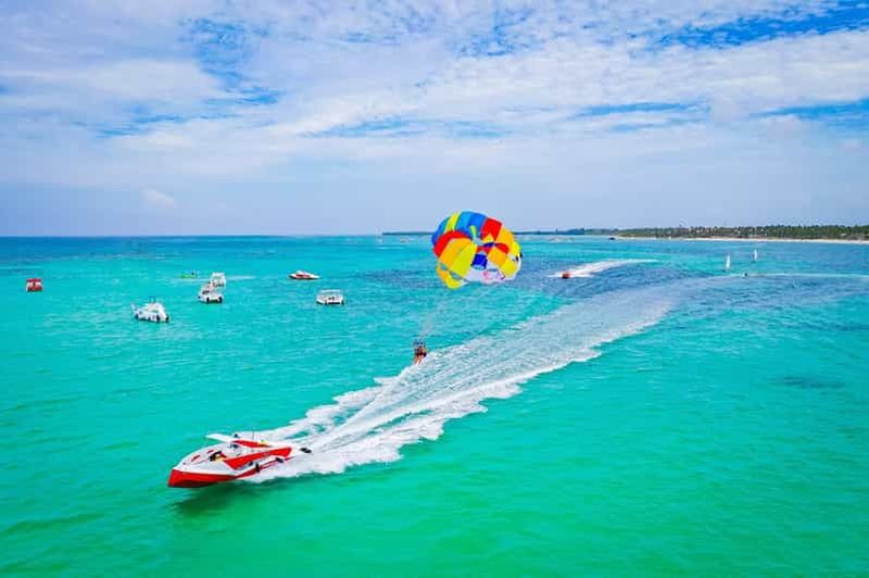 Billet Région de Punta Cana : croisière festive avec parachute ascensionnel et bar ouvert