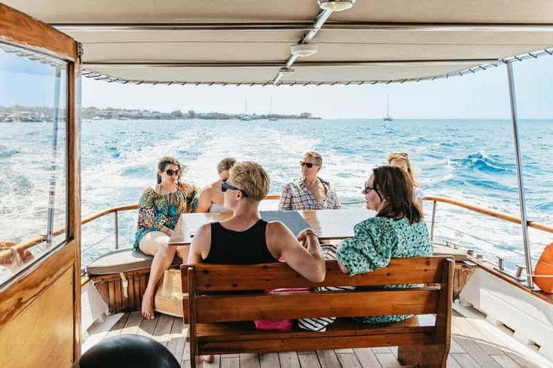 Billet Santorin : Tour en bateau traditionnel en bois avec repas et vin