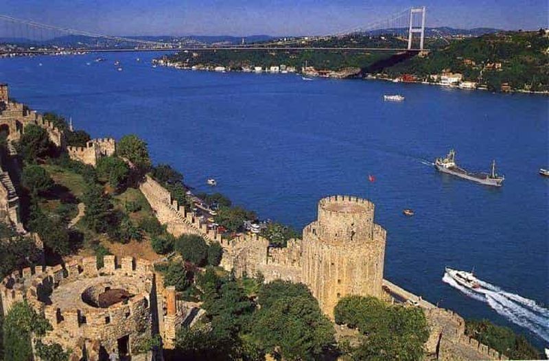 Billet Istanbul : L'après-midi, croisière sur le Bosphore et visite du bazar aux épices.