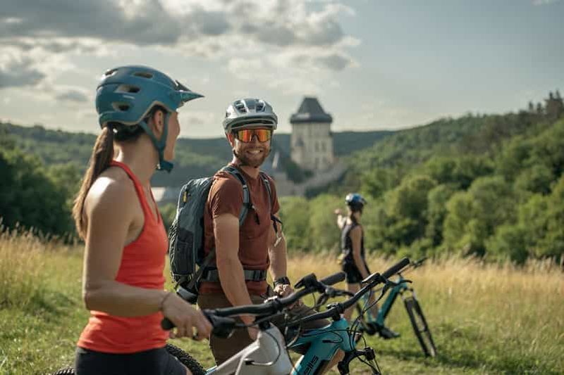 Billet Excursion d'une journée en E-Bike au départ de Prague : le puissant château de Karlstejn