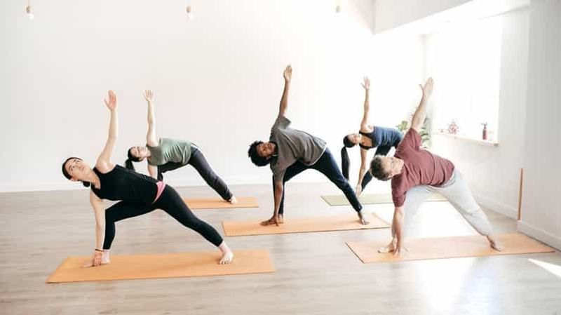 Billet Jávea : dimanche - Cours de yoga lent en salle (en anglais)