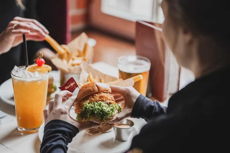 Billet Varsovie : Menu burger au Hard Rock Cafe avec coupe-file
