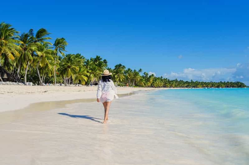 Billet Depuis Punta Cana : excursion en catamaran sur l'île de Saona avec open bar et buffet