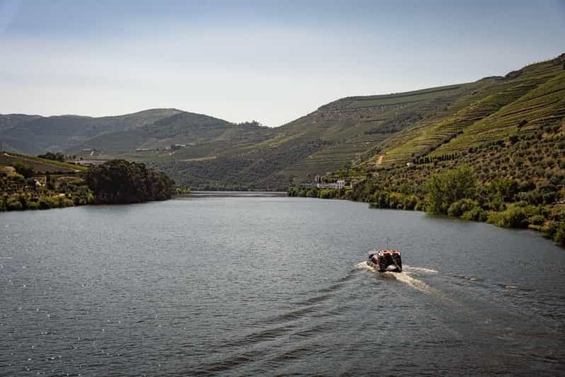 Billet Au départ de Pinhão : Tour en bateau de Rabelo dans la vallée du Douro avec du vin de Porto