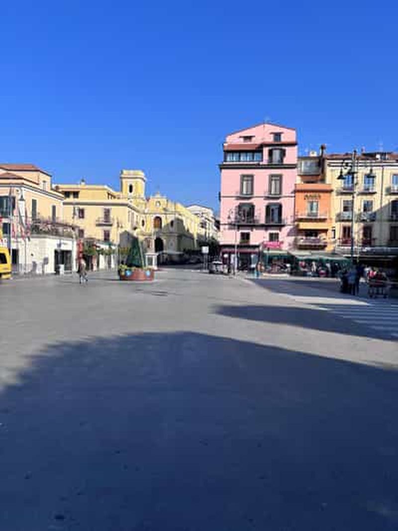 Billet Sorrente : transfert privé vers l'aéroport, la gare ou le port de Naples.