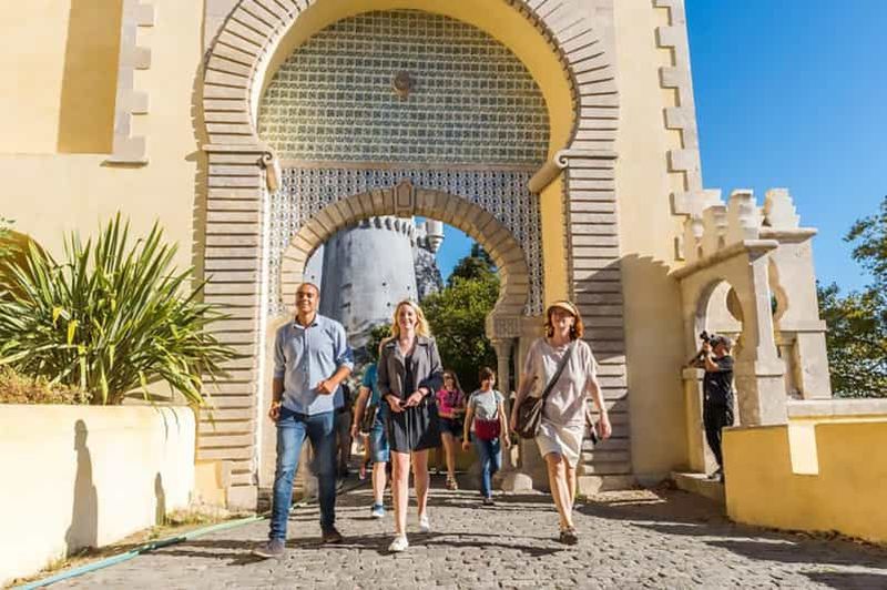 Billet Depuis Lisbonne : visite de groupe de Sintra et Cascais avec le palais de Pena