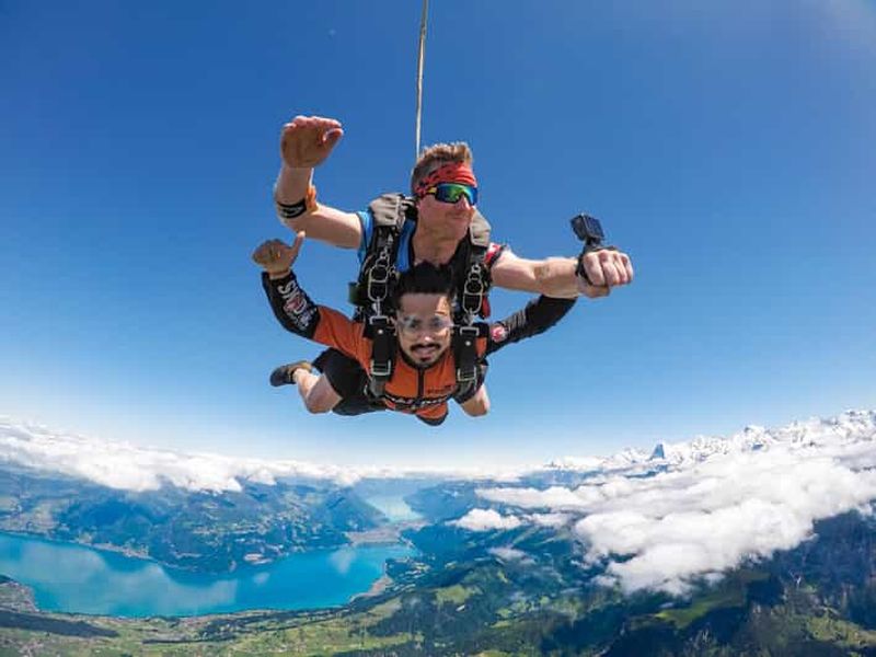 Billet Depuis Zurich : Saut en parachute et vol panoramique à Interlaken