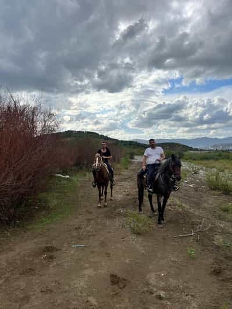 Billet Elbasan, Albanie : excursion à cheval avec vue sur le village