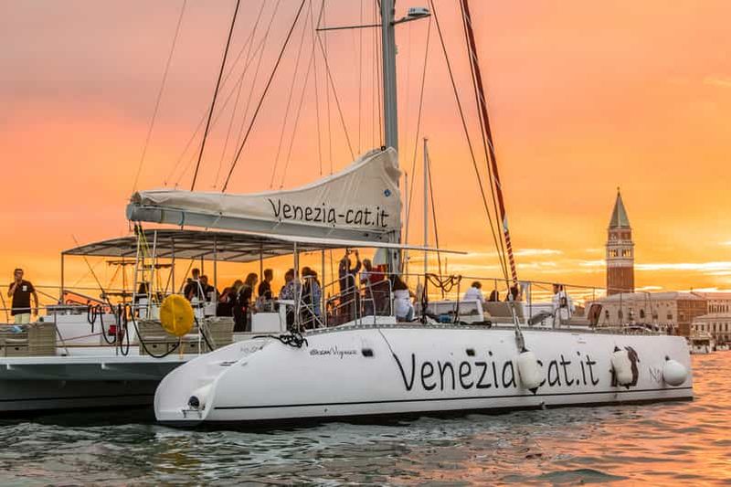 Billet Venise : croisière jazz au coucher du soleil en catamaran avec apéritif
