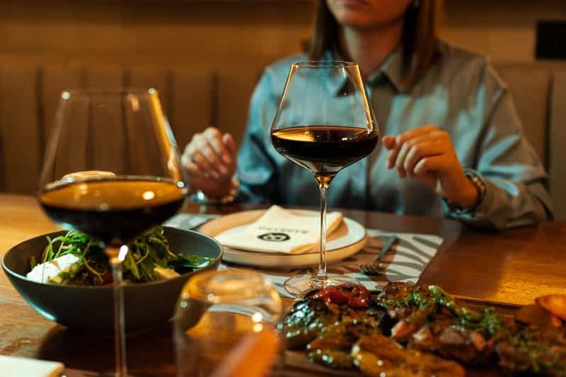 Billet Athènes : cuisine méditerranéenne et cocktails dans le cadre élégant du Barbaro