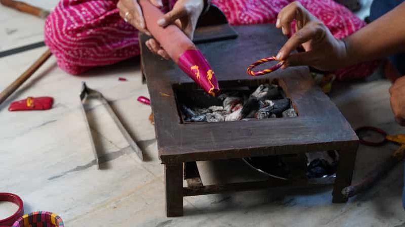 Billet Ajmer : atelier de bijoux en laque avec un artisan local
