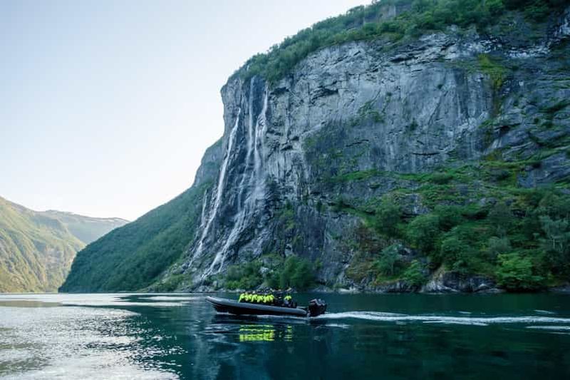 Billet Olden : Bus vers le Geirangerfjord pour un safari en bateau semi-rigide