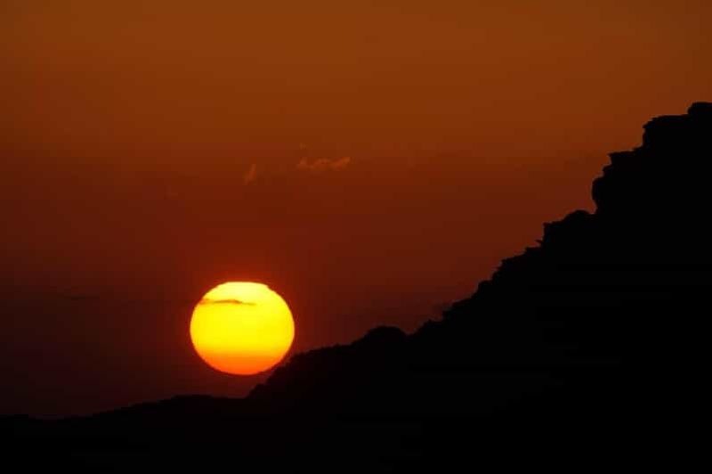 Billet Wadi Rum : visite d'une jounée, déjeuner, sandboard, balade à dos de chameau, coucher de soleil