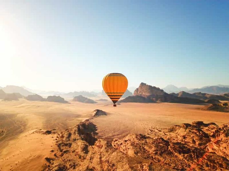 Billet Wadi Rum : 1 journée en montgolfière au-dessus de la vallée de Rum au lever du soleil et transfert