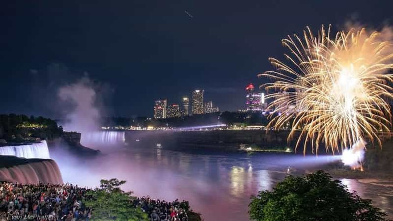 Billet Chutes du Niagara : tour Skylon, feux d'artifice et visite à pied au Canada