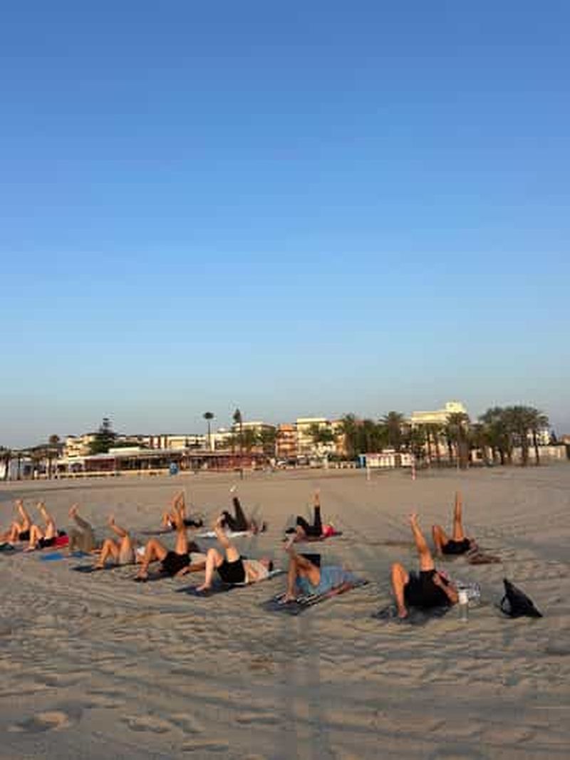 Billet Jávea : cours de yoga sur la plage de L'Arenal (en anglais)