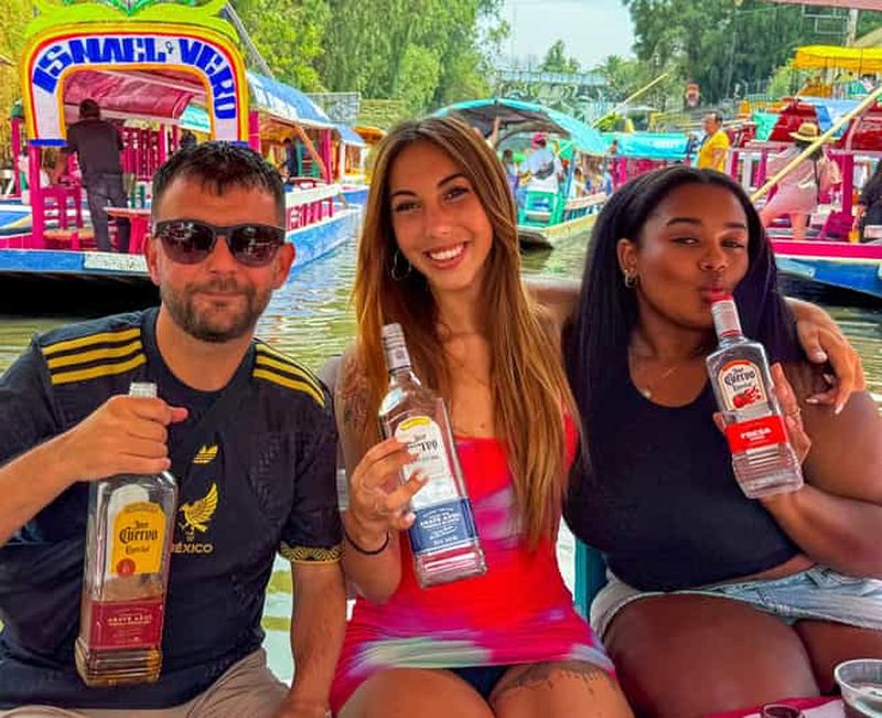 Billet Xochimilco : dégustation de tequila (illimitée) et fête culturelle en bateau