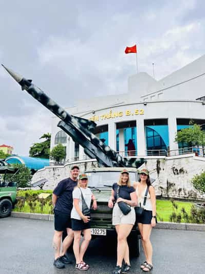 Billet Visite en Jeep de Hanoï : les temps forts de la ville et le village de Bat Trang