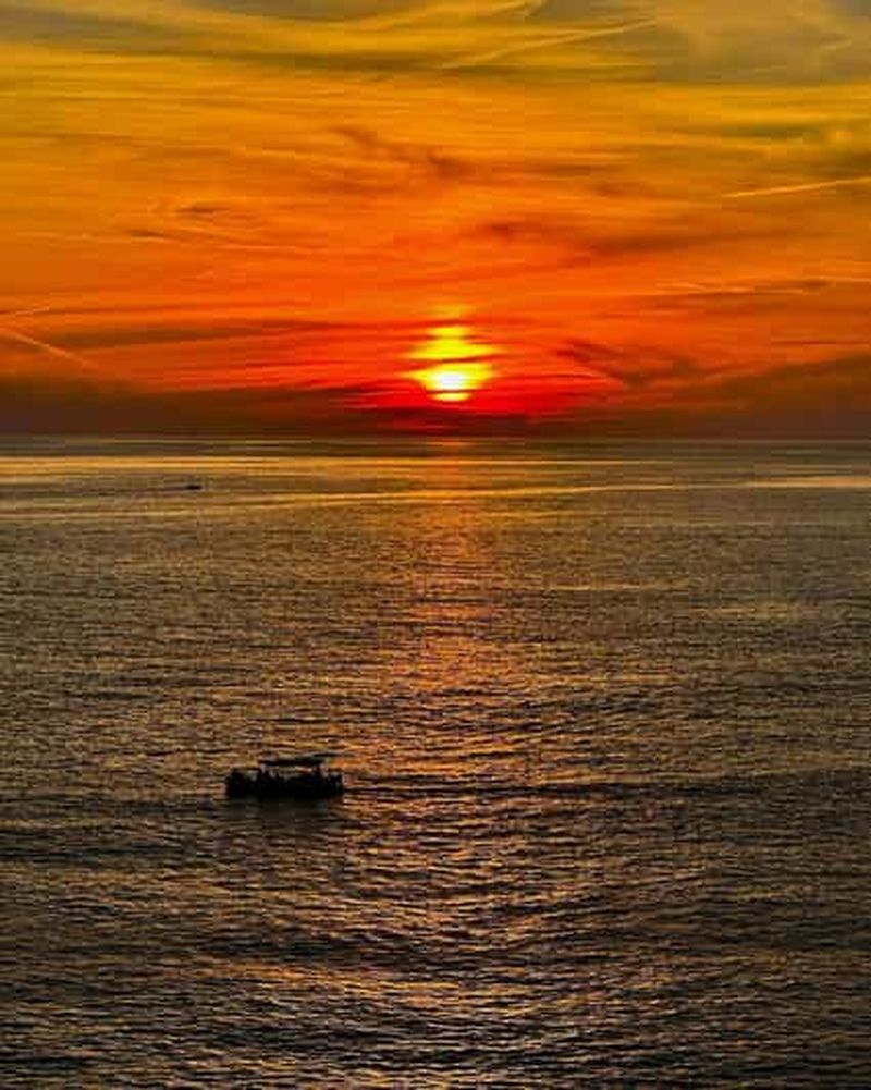 Billet Riomaggiore : tour en bateau au coucher du soleil dans les Cinque Terre